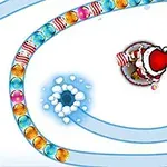 雪の道にカラフルなボールが並んでいて、サンタ帽をかぶったキャラクターが中央にいる。