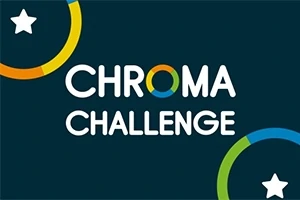 濃い背景に「CHROMA CHALLENGE」という白い文字があり、左右にカラフルな円弧と星が配置されている。