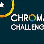 濃い背景に「CHROMA CHALLENGE」という白い文字があり、左右にカラフルな円弧と星が配置されている。