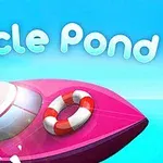 ピンク色のボートと赤白の救命浮き輪が水面に浮かんでいる。