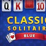 青い背景に「CLASSIC SOLITAIRE BLUE」という文字とトランプのカードが並んでいる画像。