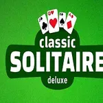 緑の背景にカードのイラストと「classic SOLITAIRE deluxe」の文字。