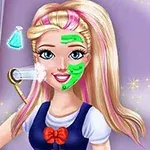金髪のキャラクターが美容ケアを受けているイラストで、顔に緑色のマスクが塗られ、水が吹きかけられている様子。