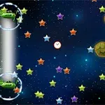 多数の色とりどりの星がちりばめられた宇宙空間に浮かぶ緑の宇宙船と岩。