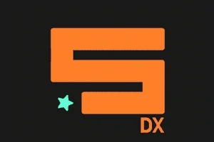オレンジ色の大きな「S」と「DX」の文字が黒い背景に配置され、左下に水色の星があります。