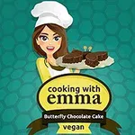 女性シェフが蝶の形をしたチョコレートケーキを持っているイラスト。