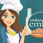 女性シェフが帽子を被り、親指を立てながらクッキーを載せた皿を背景にして笑顔を見せている。