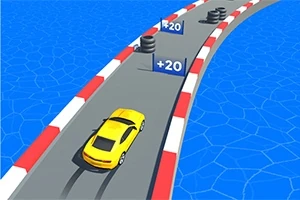 黄色い車が青い水辺の横を走るカーブした道路を進む様子。