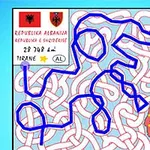 アルバニアの地図が背景に描かれ、複雑な迷路の経路が青い線で示されている画像。