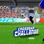 青いユニフォームを着た選手がサッカーボールを蹴り、ゴールバーに向かっているシーン。