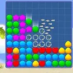 色とりどりの形がマス目に配置されたパズルボードと、背景にヤシの木と砂浜の風景。