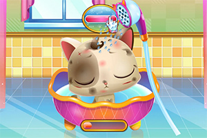 猫のキャラクターがカラフルなお風呂でシャワーを浴びているイラスト。