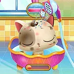 猫のキャラクターがカラフルなお風呂でシャワーを浴びているイラスト。