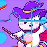 紫の背景に、魔法使いの帽子をかぶった白いキャラクターがほうきを持っており、赤いマントを着けたカラフルなパズルピースのイラスト。