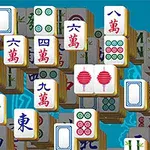 背景に水色の模様がある中、漢字やシンボルが描かれた麻雀パイが並べられている。