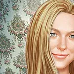 金髪の女性が、花柄の壁紙を背景に微笑んでいる。