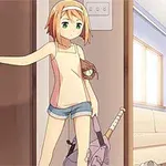 ドアを開けながら部屋に入るショートパンツ姿の若い女性が、手に野球バット入りのバッグを持っている。
