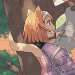 木に抱きつく少女と、その少女の肩に乗る猫、周りには複数の白い猫がいる庭の風景。