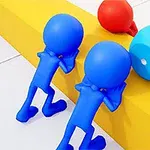 青いキャラクター2体が、黄色いバランスビームで赤いボールと水色のサイコロを押している様子。
