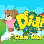 青空の背景に、クマと鳥のキャラクターが並び、虹と雲がある色鮮やかなイラスト。