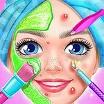 青いタオルを巻いた女性の顔に、緑色のフェイスマスクと美容道具が使われている。