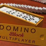 ドミノのピースが箱に収納された様子と「DOMINO Block MULTIPLAYER」と書かれた木製パネル。