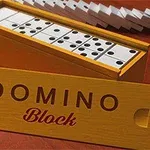 木製の箱に収納されたドミノブロックとそのふたがテーブルの上に置かれている。