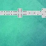 緑色の背景に並べられたドミノのタイル。