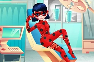 赤い水玉模様のスーツを着たキャラクターが、病院の手術室のような場所でリクライニングチェアに座っている。