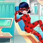 赤い水玉模様のスーツを着たキャラクターが、病院の手術室のような場所でリクライニングチェアに座っている。