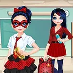 教室でポーズをとる赤い服を着た2人の女性キャラクター。