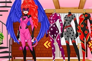 ピンクのコスチュームと青い翼を持つキャラクターが、マネキンにディスプレイされた他のスーツの前に立っているシーン。