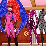 ピンクのコスチュームと青い翼を持つキャラクターが、マネキンにディスプレイされた他のスーツの前に立っているシーン。