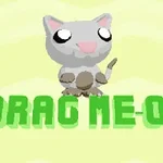 灰色の猫のキャラクターが「DRAG ME-OW」と書かれた緑の文字の上に乗っている画像。