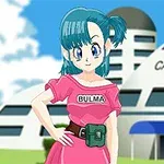 青い髪のキャラクターがピンクの服を着て、カプセルコーポレーションの建物の前に立っている。