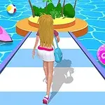金髪の女性が青と白の道を歩き、周りにプール、ピンクのジェットスキー、ビーチボールと浮き輪がある。