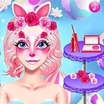 ピンクの髪と花の冠を付けた女性の顔と化粧品が並ぶカラフルな背景。