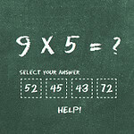 黒板に白いチョークで書かれた「9 x 5 = ?
