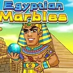 古代エジプト風の衣装を着た人物が、ピラミッドとスフィンクスの前で青い球を持っている。