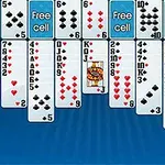 青い背景にカードが並べられたソリティアのゲーム画面。