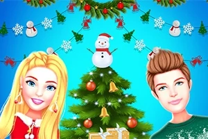 金髪の女性と茶髪の男性がクリスマスツリーの前に立っており、背景には雪だるまと飾りが飾られている。