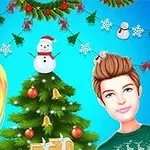 金髪の女性と茶髪の男性がクリスマスツリーの前に立っており、背景には雪だるまと飾りが飾られている。