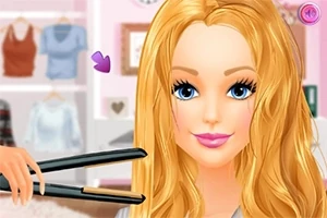 金髪の女性がヘアアイロンで髪を整えている。