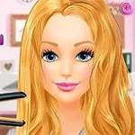 金髪の女性がヘアアイロンで髪を整えている。