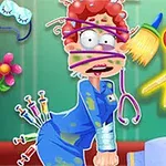 頭に多くの道具を付けた赤毛のキャラクターが驚いた表情をしている。