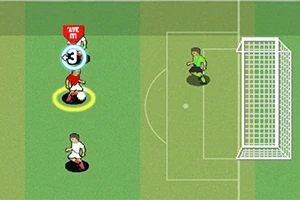 サッカー場で赤いユニフォームの選手がゴールに向かってボールを蹴ろうとしている。
