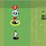 サッカー場で赤いユニフォームの選手がゴールに向かってボールを蹴ろうとしている。