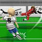 サッカー場でボールを蹴る選手とゴールキーパーがシュートをキャッチしようとしている。