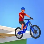 青いヘルメットをかぶった赤いシャツの人物と緑のシャツの人物が、自転車で棚の上を走行している。