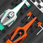 スタートライン上に並ぶ白と緑のレーシングカーとオレンジのレーシングカー。